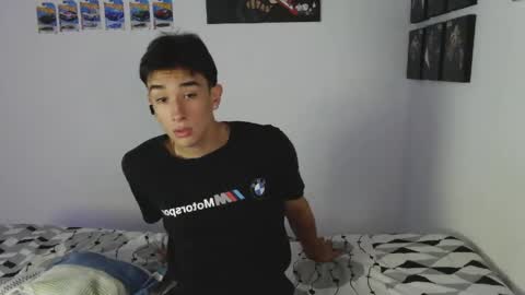 Snapshot of ryan_valentine17 chatting on 05-21-26, 10:06 ryan online show from 05-21-26, 10:06