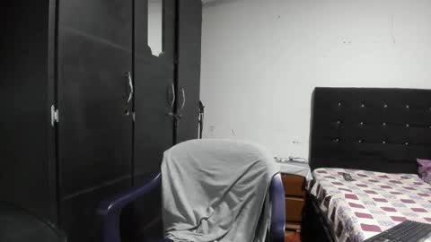 ryan_xc1 online show from 01-14-26, 03:01