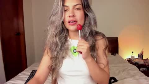 Snapshot of s_u_n_r_i_s_e_e chatting on 05-18-26, 04:18 Leslie Beltrn online show from 05-18-26, 04:18