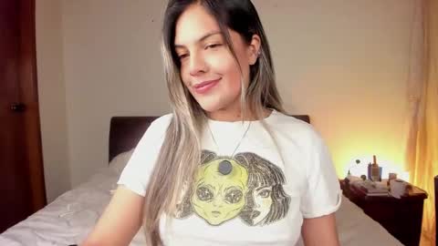 Snapshot of s_u_n_r_i_s_e_e chatting on 06-08-26, 03:29 Leslie Beltrn online show from 06-08-26, 03:29