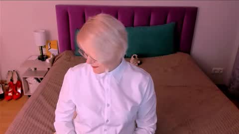 Sabrina MacMarren online show from 10-27-25, 03:38