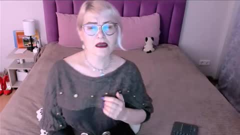 Sabrina MacMarren online show from 11-25-25, 01:00