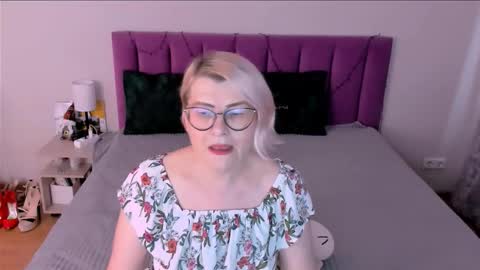 Sabrina MacMarren online show from 12-23-25, 07:50