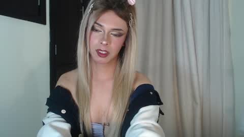 Snapshot of sabrinatshot chatting on 05-30-26, 03:25 sabrinatshot online show from 05-30-26, 03:25