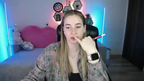 Snapshot of sabrinviolet chatting on 05-25-26, 08:09 Sabrina Violet online show from 05-25-26, 08:09