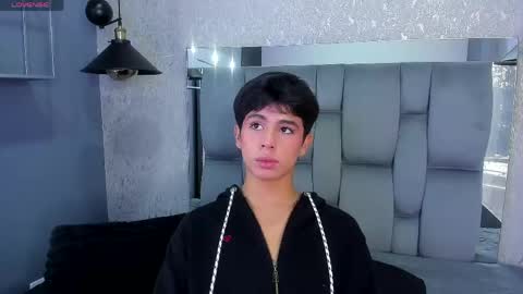 Snapshot of saintdangelo chatting on 05-29-26, 01:42 Santi online show from 05-29-26, 01:42