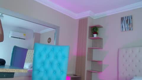 Snapshot of salome__2002 chatting on 06-11-26, 12:03 salome__2002 online show from 06-11-26, 12:03