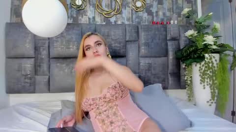 Snapshot of salomelarzon chatting on 04-22-26, 10:06 Salome Larzon online show from 04-22-26, 10:06