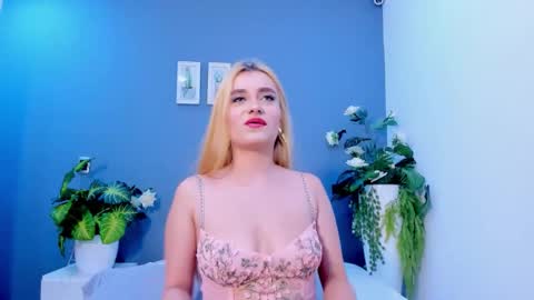 Snapshot of salomelarzon chatting on 04-27-26, 11:03 Salome Larzon online show from 04-27-26, 11:03