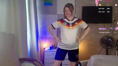 Snapshot of salut_love chatting on 06-27-26, 10:42 Ruby online show from 06-27-26, 10:42