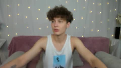Snapshot of samanie_ chatting on 10-19-25, 11:33 Sam online show from 10-19-25, 11:33