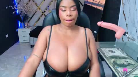 Snapshot of sammanthaboob chatting on 07-28-26, 02:13 Luisa online show from 07-28-26, 02:13