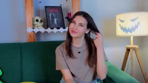 Snapshot of sandili chatting on 10-30-25, 01:40 Isabel but you can call me Bella online show from 10-30-25, 01:40