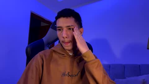 santi_twink19 online show from 01-06-25, 11:29