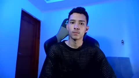 santi_twink19 online show from 01-10-25, 12:04