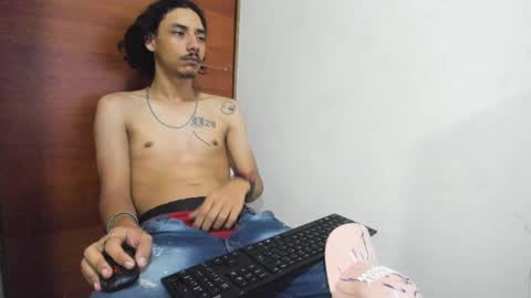 Snapshot of santiagoxxxtreme_ chatting on 12-18-24, 12:51 Santiago    online show from 12-18-24, 12:51