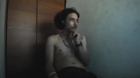 Snapshot of santiagoxxxtreme_ chatting on 12-21-24, 11:01 Santiago    online show from 12-21-24, 11:01