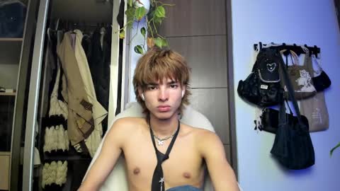 Snapshot of santy_kitty chatting on 01-30-25, 05:19 kitty online show from 01-30-25, 05:19