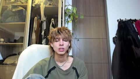 Snapshot of santy_kitty chatting on 02-19-25, 03:28 kitty online show from 02-19-25, 03:28