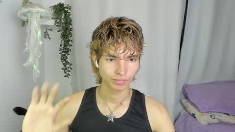 Snapshot of santy_kitty chatting on 10-12-25, 01:26 kitty online show from 10-12-25, 01:26