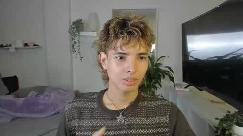 Snapshot of santy_kitty chatting on 10-30-25, 01:40 kitty online show from 10-30-25, 01:40