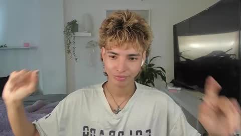 Snapshot of santy_kitty chatting on 10-30-25, 05:57 kitty online show from 10-30-25, 05:57