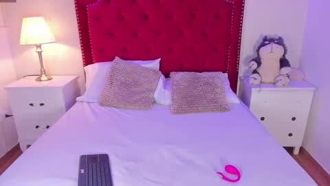 Snapshot of sara_collinss__ chatting on 11-10-25, 11:31 SARA online show from 11-10-25, 11:31