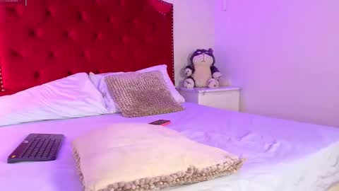 Snapshot of sara_collinss__ chatting on 11-15-25, 11:40 SARA online show from 11-15-25, 11:40