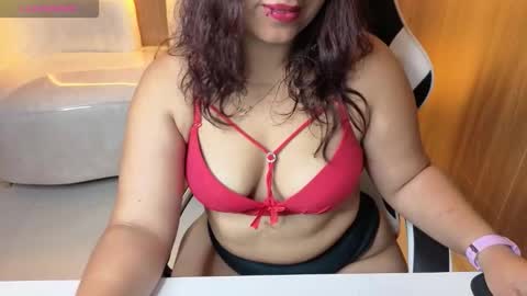 Snapshot of saraah_tx chatting on 09-24-25, 12:52 Online 800 to 1400 online show from 09-24-25, 12:52