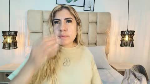 Snapshot of sarablonde_t chatting on 05-25-26, 11:00 sarablonde_t online show from 05-25-26, 11:00