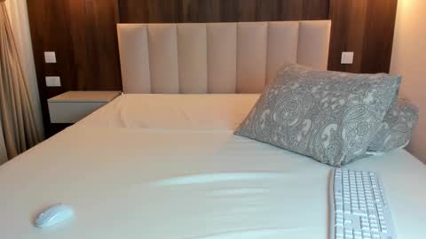 saradiamond01 online show from 12-17-25, 09:04