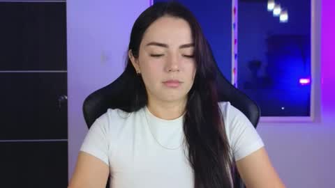 Snapshot of sarah_swtt chatting on 10-11-25, 03:17 - next broadcast 28 nov  7 pm Col online show from 10-11-25, 03:17