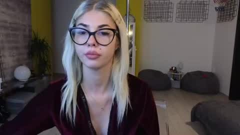 sarahcamsx online show from 06-17-26, 07:48