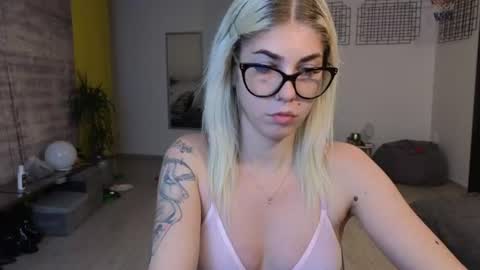 sarahcamsx online show from 06-18-26, 08:57