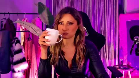 Snapshot of sarahholly chatting on 04-25-26, 11:57 Divine Sarah NONUDE model online show from 04-25-26, 11:57
