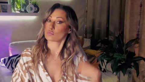 Snapshot of sarahholly chatting on 05-08-26, 05:40 Divine Sarah NONUDE model online show from 05-08-26, 05:40