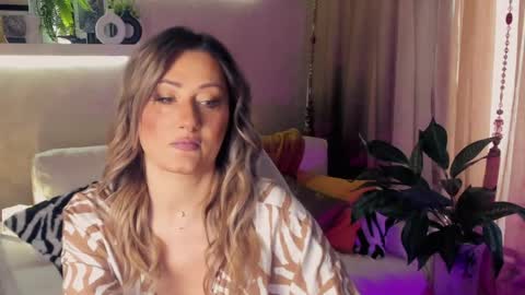 Snapshot of sarahholly chatting on 05-09-26, 05:45 Divine Sarah NONUDE model online show from 05-09-26, 05:45