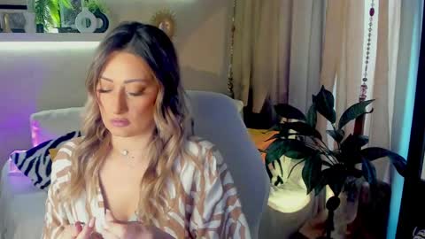 Snapshot of sarahholly chatting on 05-10-26, 06:29 Divine Sarah NONUDE model online show from 05-10-26, 06:29