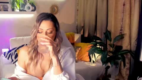 Snapshot of sarahholly chatting on 05-10-26, 06:35 Divine Sarah NONUDE model online show from 05-10-26, 06:35