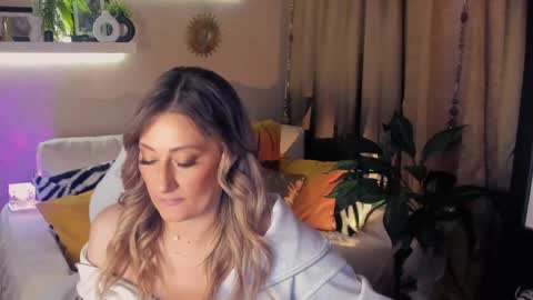 Snapshot of sarahholly chatting on 05-11-26, 04:04 Divine Sarah NONUDE model online show from 05-11-26, 04:04