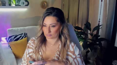 Snapshot of sarahholly chatting on 05-14-26, 03:08 Divine Sarah NONUDE model online show from 05-14-26, 03:08