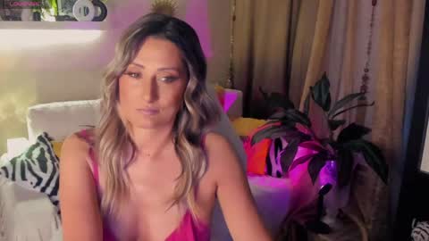 Snapshot of sarahholly chatting on 05-17-26, 04:36 Divine Sarah NONUDE model online show from 05-17-26, 04:36