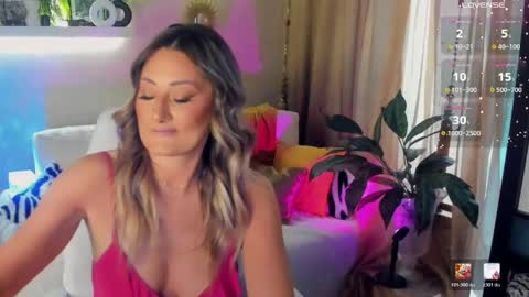 Snapshot of sarahholly chatting on 05-18-26, 06:30 Divine Sarah NONUDE model online show from 05-18-26, 06:30