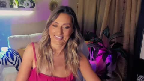 Snapshot of sarahholly chatting on 05-18-26, 06:36 Divine Sarah NONUDE model online show from 05-18-26, 06:36