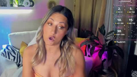Snapshot of sarahholly chatting on 05-25-26, 04:24 Divine Sarah NONUDE model online show from 05-25-26, 04:24