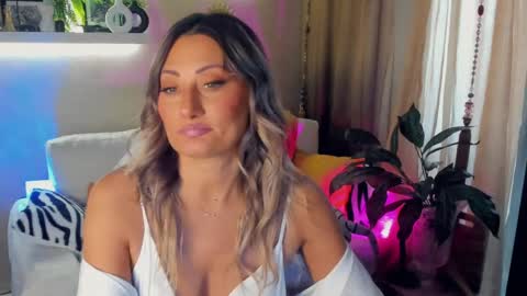 Snapshot of sarahholly chatting on 06-04-26, 07:58 Divine Sarah NONUDE model online show from 06-04-26, 07:58