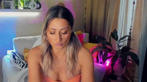 Snapshot of sarahholly chatting on 06-05-26, 03:07 Divine Sarah NONUDE model online show from 06-05-26, 03:07
