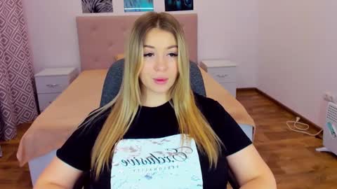 Snapshot of sarahmils chatting on 12-16-24, 04:49 Sarah online show from 12-16-24, 04:49