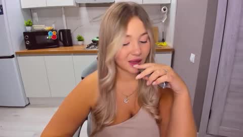 Snapshot of sarahmils chatting on 09-15-25, 07:14 Sarah online show from 09-15-25, 07:14