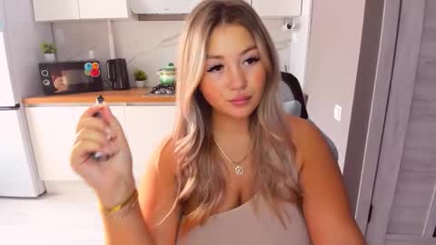 Snapshot of sarahmils chatting on 09-19-25, 12:06 Sarah online show from 09-19-25, 12:06